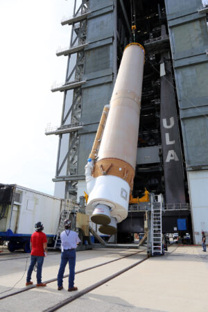 Zvedání prvního stupně rakety Atlas V pro misi USSF-7 