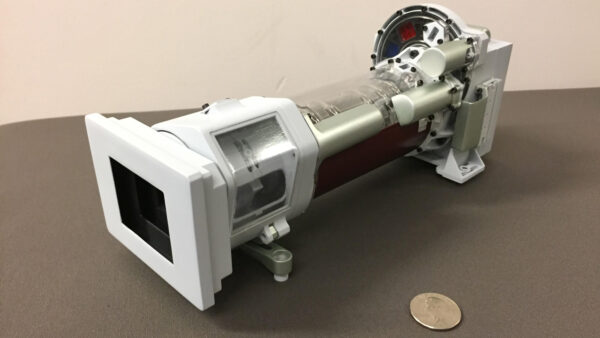 3D vytištěný model Mastcam-Z. Skutečná kamera roveru Perseverance má čočky umožňující zoom 3:1.
