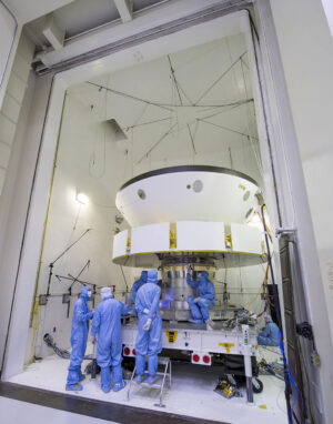 11. dubna 2019 - inženýři kontrolují přeletový stupeň pro misi Mars 2020 před akustickými zkouškami.