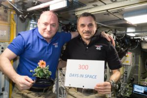 Scott Kelly a Michail Kornijenko oslavují 300 dní nonstop na oběžné dráze.