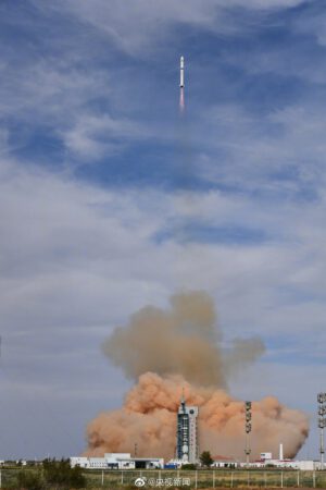 Start rakety Dlouhý pochod 2D se snímkovací družicí Gaofen 9-02 a malou družicí HEAD 4 pro sledování letadel a lodí.