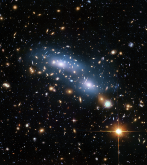 Toto je jeden ze šesti klastrů galaxií studovaných programem Hubble Frontier Fields, který vytvořil nejvzdálenější pohledy skrz gravitační čočky. Na snímku je klaster MACS J0416.