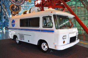 Legendární upravený karavan, který vozil astronauty z programu Apollo a zažil i začátek éry raketoplánů.
