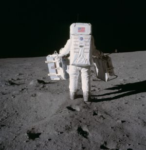 Astronaut z Apolla přenáší sadu pro koutový odražeč