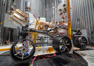 Snímek z vakuové komory ukazuje, jak bude vypadat Ingenuity po oddělení od roveru Perseverance.