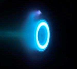 O pohon sondy Psyche se postará Hallův motor, který prochází zkouškami v JPL. Modrou barvu způsobuje pohonné médium motoru - xenon.